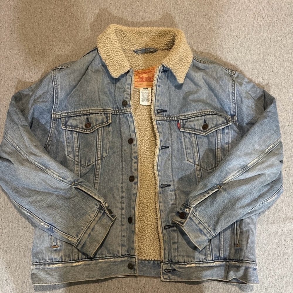 Vintage Levi's denim jacket with a cozy sherpa lining.